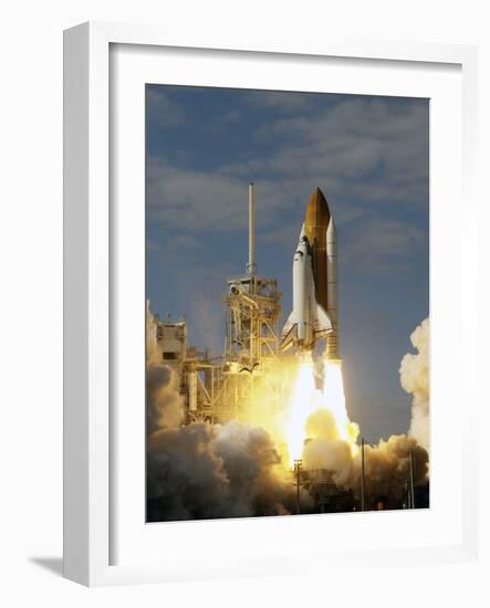 APTOPIX Space Shuttle-John Raoux-Framed Photographic Print