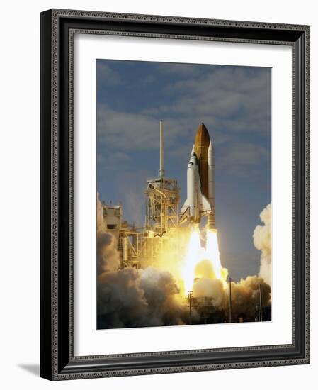 APTOPIX Space Shuttle-John Raoux-Framed Photographic Print