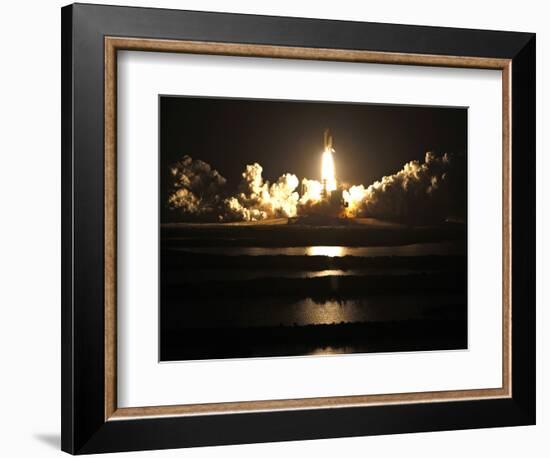 APTOPIX Space Shuttle-John Raoux-Framed Photographic Print