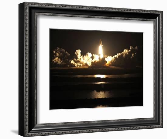 APTOPIX Space Shuttle-John Raoux-Framed Photographic Print