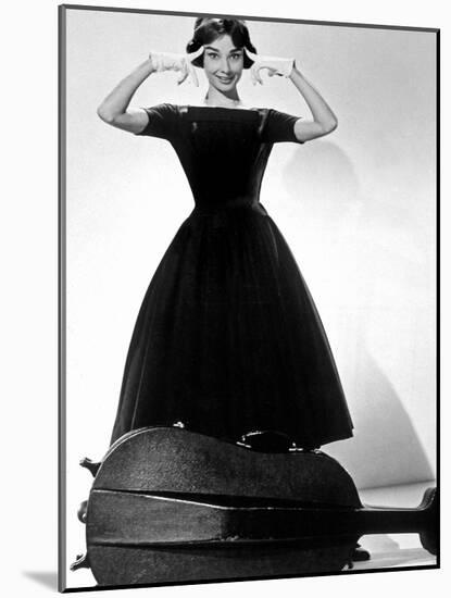 Ariane Love in the Afternoon De Billywilder Avec Audrey Hepburn 1957 Givenchy-null-Mounted Photo