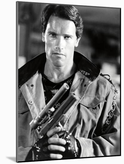 ARNOLD SCHWARZENEGGER. "THE TERMINATOR" [1984], directed by JAMES CAMERON.-null-Mounted Photographic Print