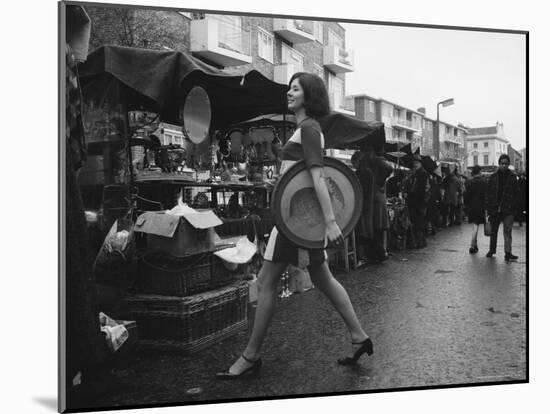 Art Director Jeanette Collins wears latest fashion while strolling through Portobello Road-Carlo Bavagnoli-Mounted Photographic Print