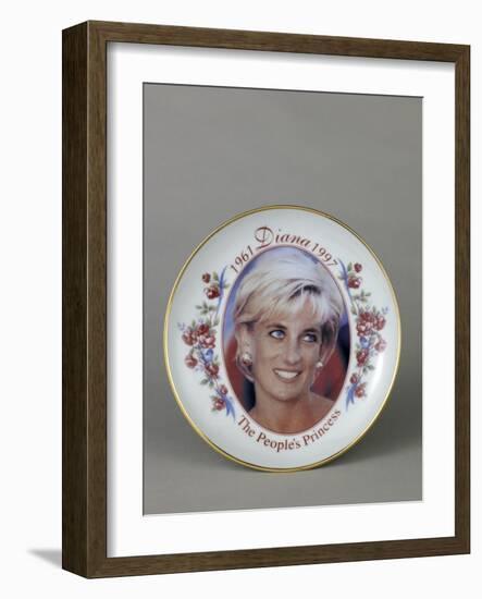 Assiette imprimé orné du portrait de la princesse Diana-null-Framed Giclee Print