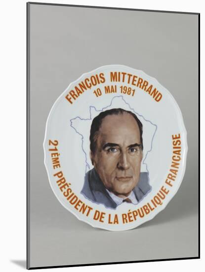 Assiette imprimée ornée du portrait de François Mitterrand-null-Mounted Giclee Print