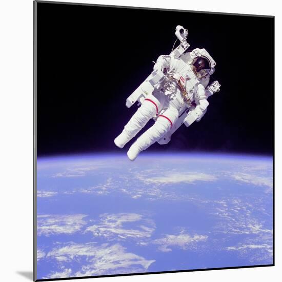 Astronaut Bruce Mccandless in Floating Weightless 320 Feet from the Space Shuttle Challenger-null-Mounted Photo