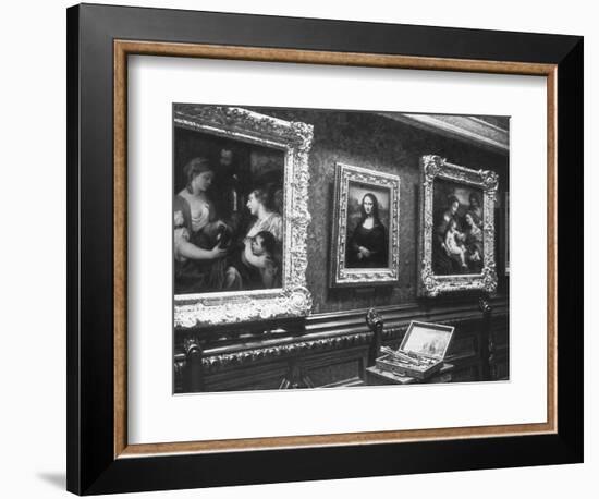 Au salon carré du Louvre : la Joconde-François Vizzavona-Framed Giclee Print