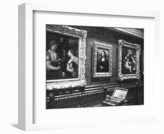 Au salon carré du Louvre : la Joconde-François Vizzavona-Framed Giclee Print