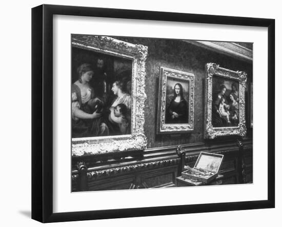 Au salon carré du Louvre : la Joconde-François Vizzavona-Framed Giclee Print