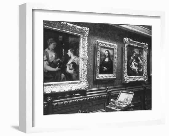 Au salon carré du Louvre : la Joconde-François Vizzavona-Framed Giclee Print