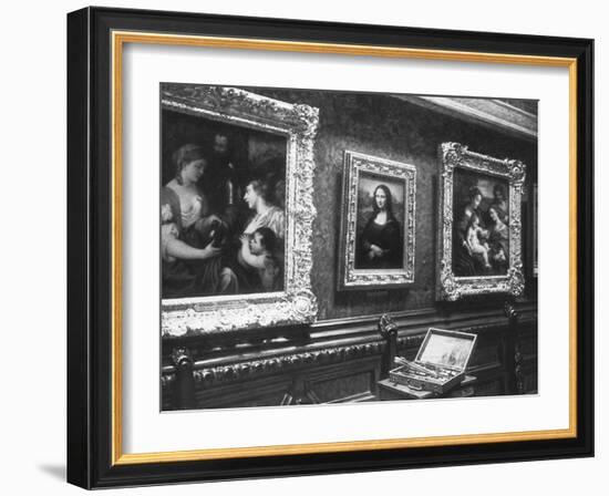 Au salon carré du Louvre : la Joconde-François Vizzavona-Framed Giclee Print