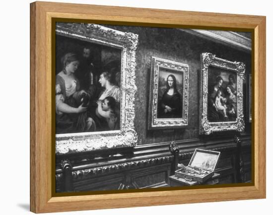 Au salon carré du Louvre : la Joconde-François Vizzavona-Framed Premier Image Canvas