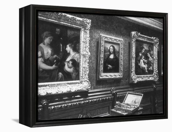 Au salon carré du Louvre : la Joconde-François Vizzavona-Framed Premier Image Canvas