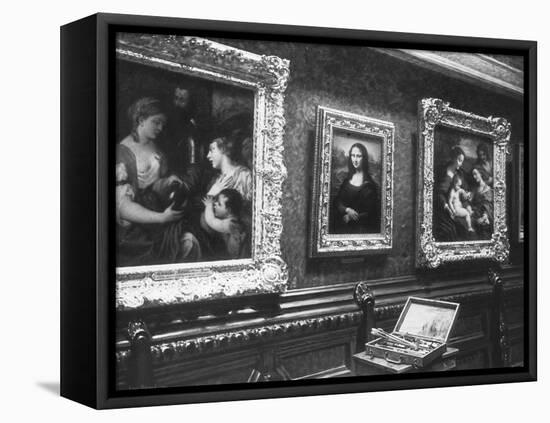 Au salon carré du Louvre : la Joconde-François Vizzavona-Framed Premier Image Canvas