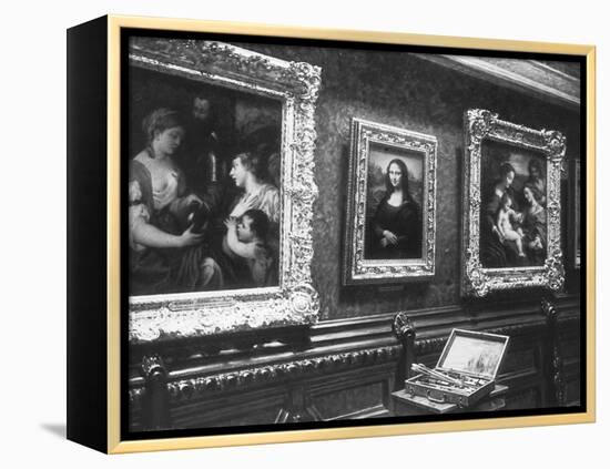 Au salon carré du Louvre : la Joconde-François Vizzavona-Framed Premier Image Canvas