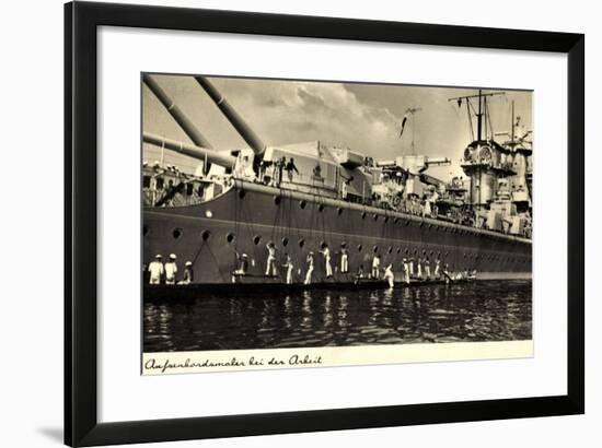 Außenbordmaler Arbeiten an Einem Kriegsschiff-null-Framed Giclee Print