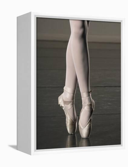 Ballerina en pointe-Erik Isakson-Framed Premier Image Canvas