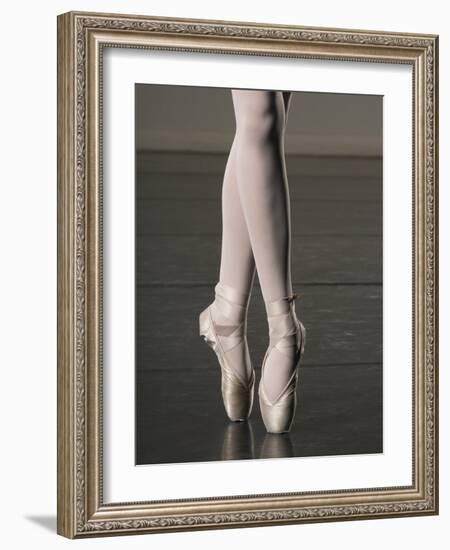 Ballerina en pointe-Erik Isakson-Framed Photographic Print