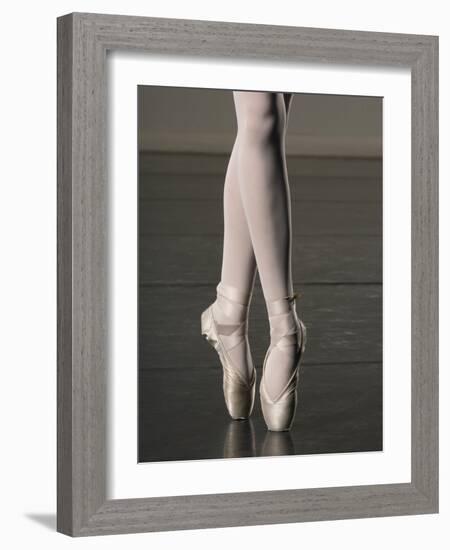 Ballerina en pointe-Erik Isakson-Framed Photographic Print