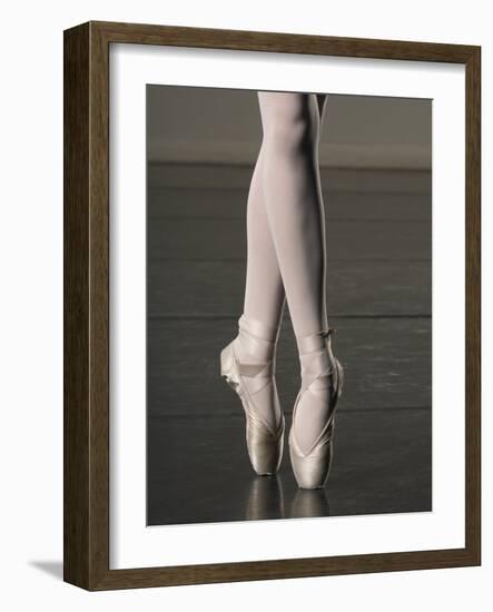 Ballerina en pointe-Erik Isakson-Framed Photographic Print