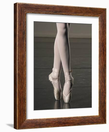 Ballerina en pointe-Erik Isakson-Framed Photographic Print