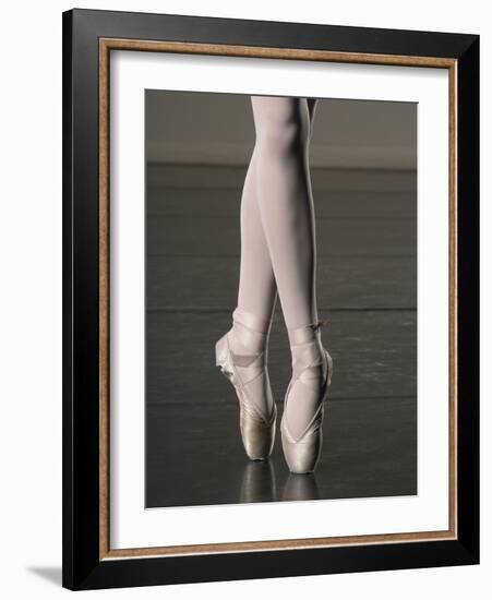 Ballerina en pointe-Erik Isakson-Framed Photographic Print