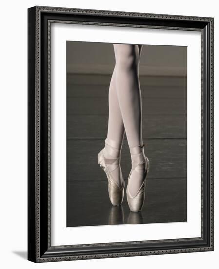 Ballerina en pointe-Erik Isakson-Framed Photographic Print