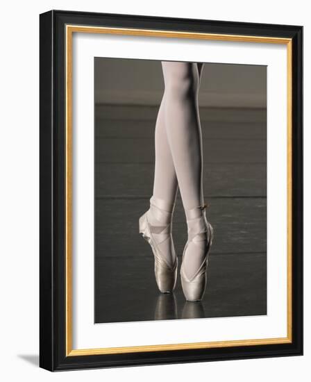 Ballerina en pointe-Erik Isakson-Framed Photographic Print