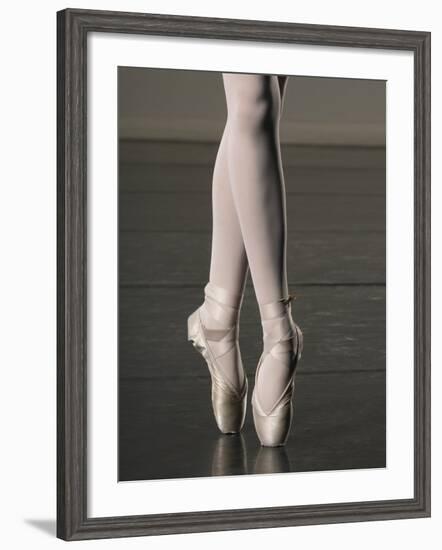 Ballerina en pointe-Erik Isakson-Framed Photographic Print