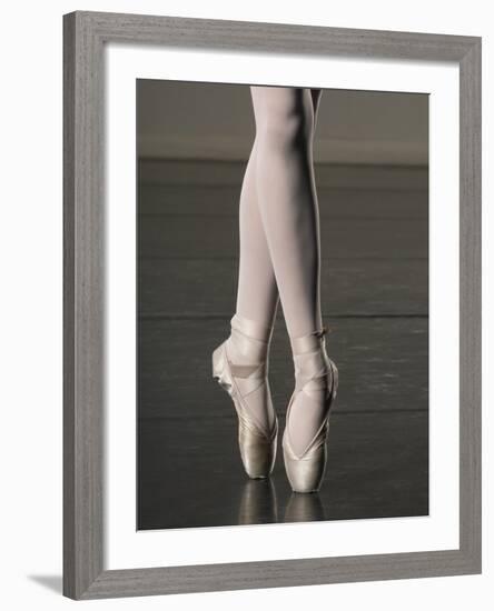 Ballerina en pointe-Erik Isakson-Framed Photographic Print