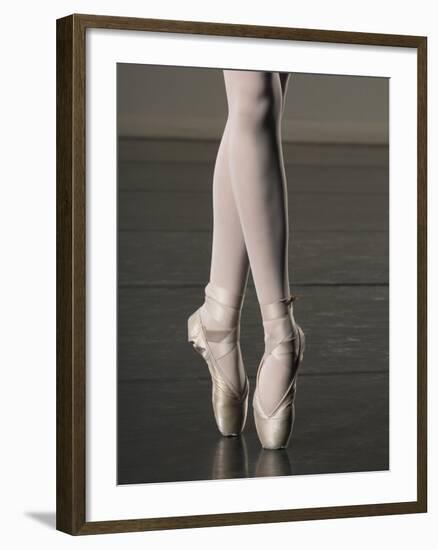 Ballerina en pointe-Erik Isakson-Framed Photographic Print