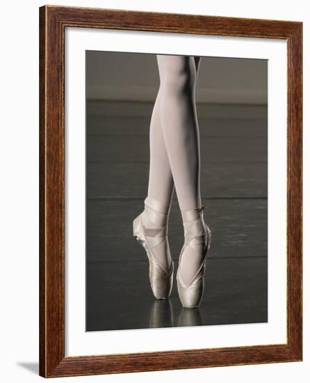 Ballerina en pointe-Erik Isakson-Framed Photographic Print