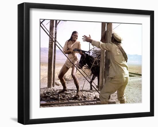 BANDOLERO, 1968 directed by ANDREW McLAGLEN with Raquel Welch (photo)-null-Framed Photo