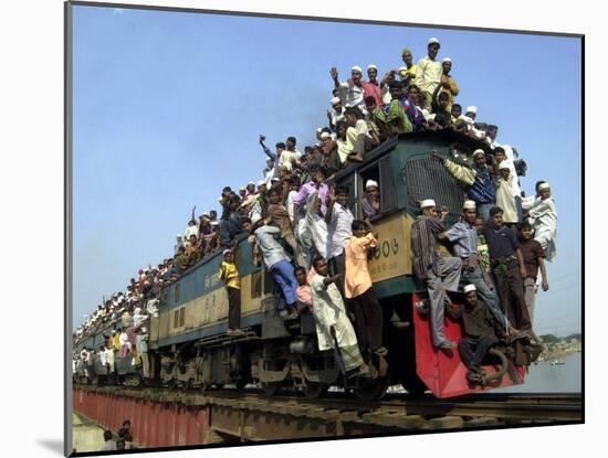 Bangladeshi Muslim Pilgrims Crowd a Train as They Return Home after Three-Day Islamic Congregation-null-Mounted Photographic Print