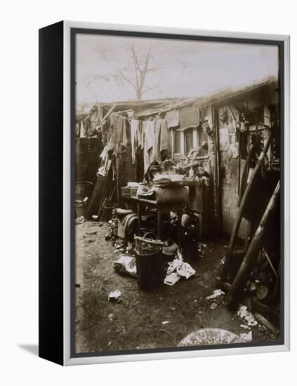 Baraque de chiffonnier-Eugène Atget-Framed Premier Image Canvas