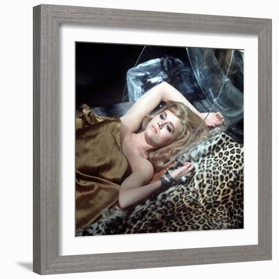 BARBARELLA, 1967 directed by ROGER VADIM Jane Fonda (photo)-null-Framed Photo