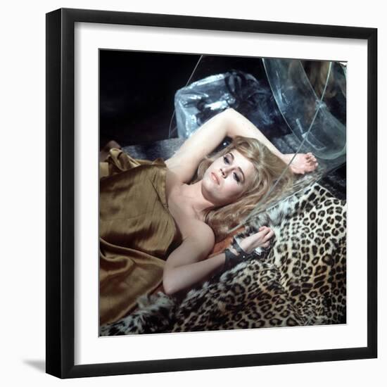 BARBARELLA, 1967 directed by ROGER VADIM Jane Fonda (photo)-null-Framed Photo