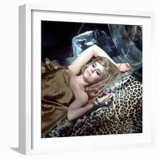 BARBARELLA, 1967 directed by ROGER VADIM Jane Fonda (photo)-null-Framed Photo