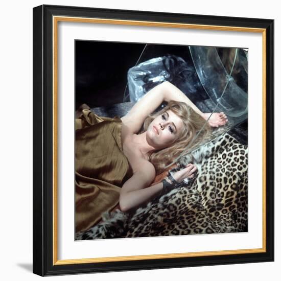 BARBARELLA, 1967 directed by ROGER VADIM Jane Fonda (photo)-null-Framed Photo