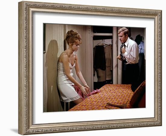 BAREFOOT IN THE PARK, 1967 directed by GENE SACHS Jane Fonda and Robert Redford (photo)-null-Framed Photo