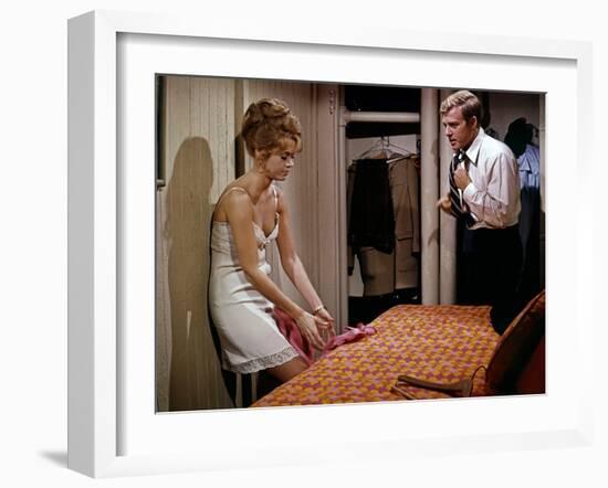 BAREFOOT IN THE PARK, 1967 directed by GENE SACHS Jane Fonda and Robert Redford (photo)-null-Framed Photo