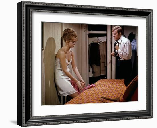 BAREFOOT IN THE PARK, 1967 directed by GENE SACHS Jane Fonda and Robert Redford (photo)-null-Framed Photo