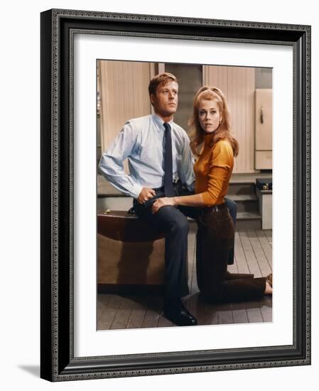 BAREFOOT IN THE PARK, 1967 directed by GENE SACHS Robert Redford and Jane Fonda (photo)-null-Framed Photo