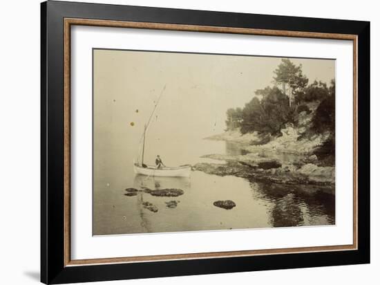 Barque voguant à proximité des rochers-null-Framed Giclee Print