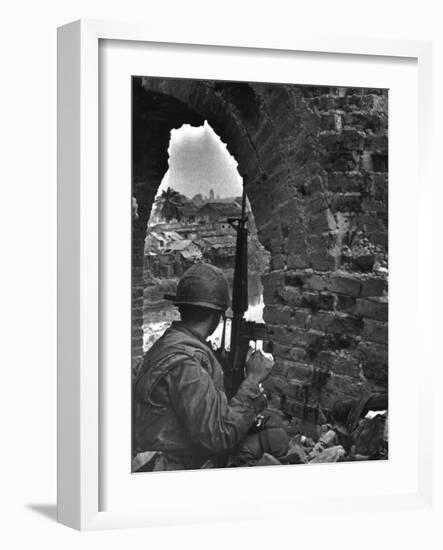 Battle of Hue-Associated Press-Framed Photographic Print