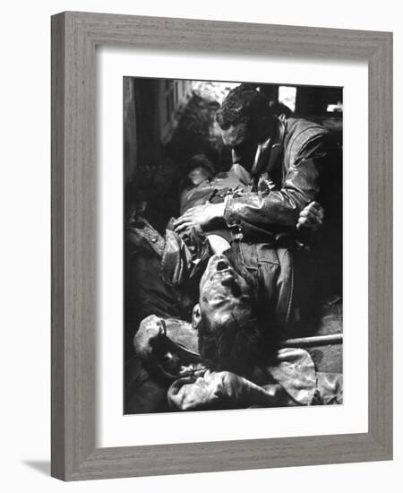 Battle of Hue-Associated Press-Framed Photographic Print