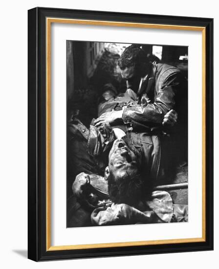 Battle of Hue-Associated Press-Framed Photographic Print