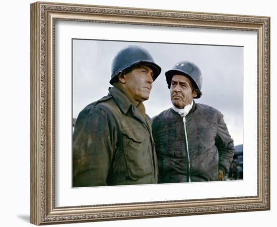 BATTLE OF THE BULGE, 1965 directed by KEN ANNAKIN Henry Fonda and Robert Ryan (photo)-null-Framed Photo