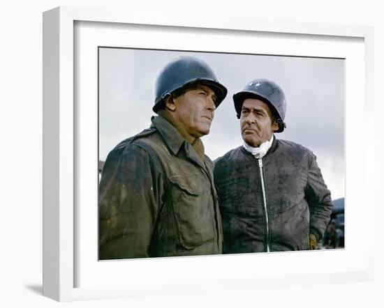 BATTLE OF THE BULGE, 1965 directed by KEN ANNAKIN Henry Fonda and Robert Ryan (photo)-null-Framed Photo