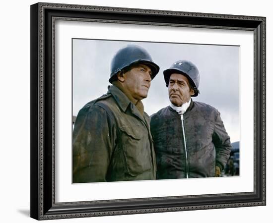 BATTLE OF THE BULGE, 1965 directed by KEN ANNAKIN Henry Fonda and Robert Ryan (photo)-null-Framed Photo